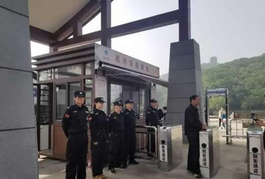 保安員嚴(yán)把入口